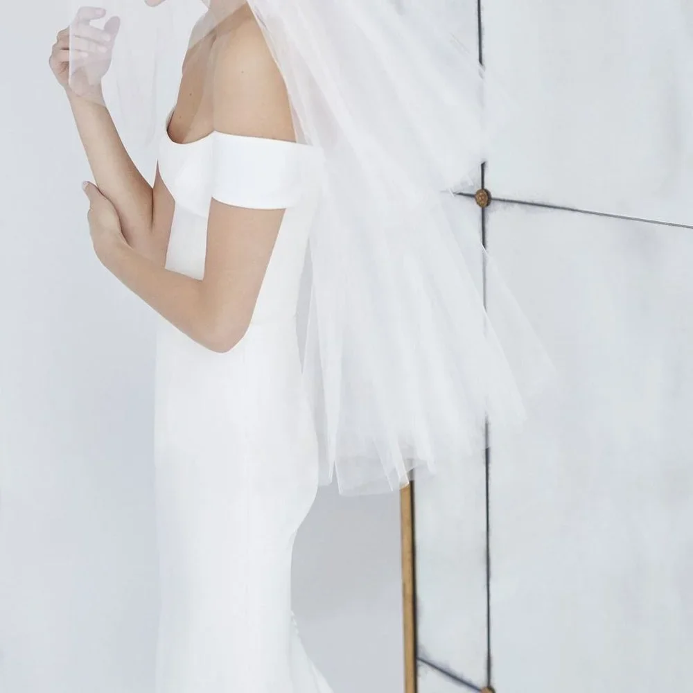 Carolina Herrera Wedding Dress - Picture 5 of 5